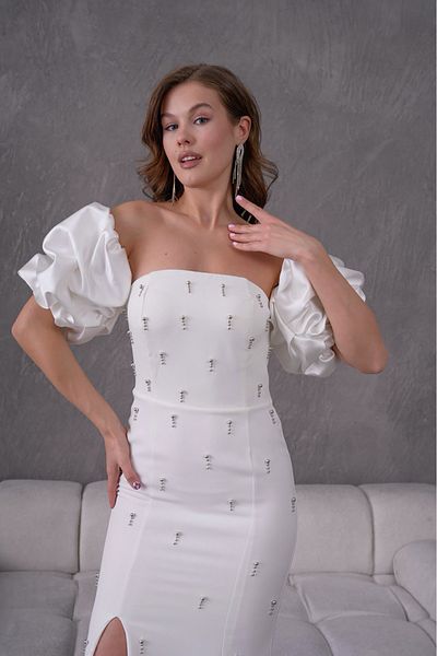 XXL BUTİK Woman's white evening dress with slit and sleeve details.