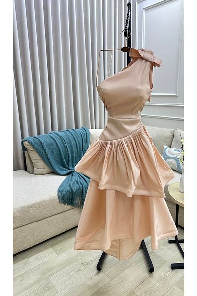 Diva style Elegant and modern evening dress, Chantilly