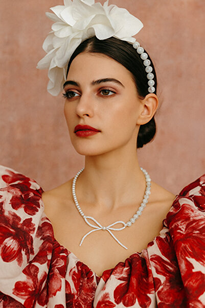 Puffy Zarif Tasarım Beyaz İnci Boncuklu Fiyonk Detaylı Kolye – El Yapımı Ayarlanabilir