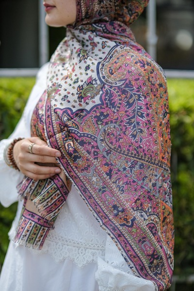 İPEKLİ COUTURE Beyaz Pembe Rengi Saf Hint İpeği Şal