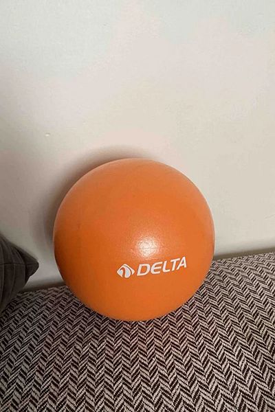 Delta مجموعة كرة بيلاتيس صغيرة مقاس 20 سم وشريط بيلاتيس مقاس 120 × 15 سم شريط مقاومة برتقالي-أزرق