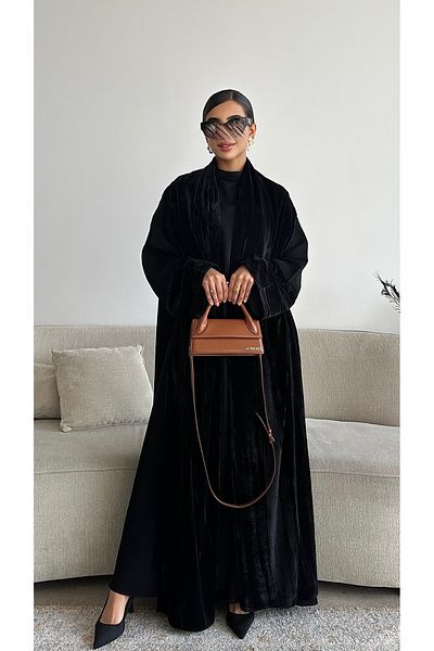 outline Elegant winter abaya with an A-line cut and luxurious black velvet