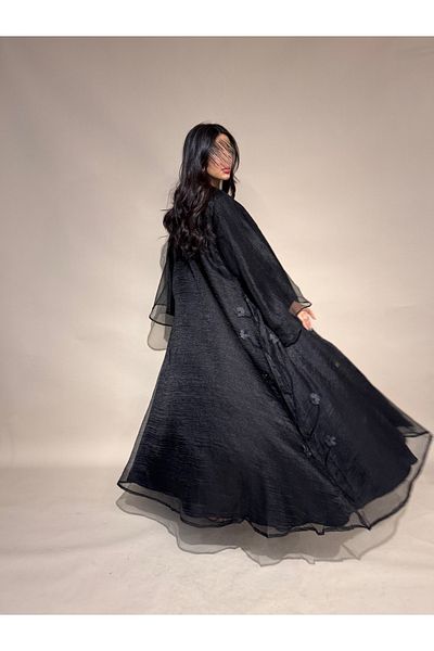outline Black abaya, silk taffeta, with prominent roses