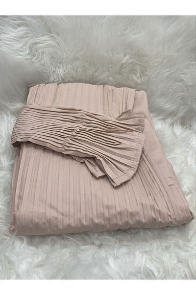 SNOOZYL A prayer rug with a pleated design, made of soft, comfortable and cool fabric to give you comfort and elegance.