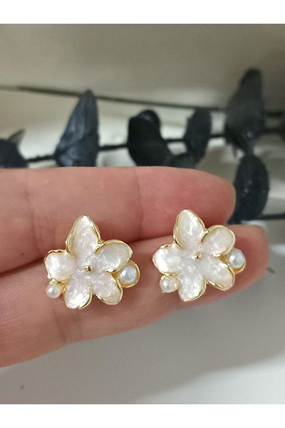 mos&more Small Women's Earrings with White Pearlescent Flower Pearl