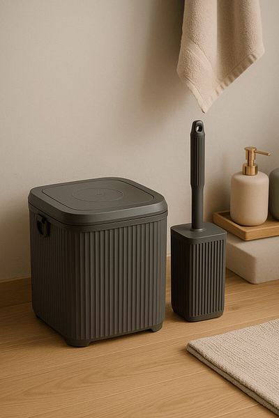 Sas Haus Комплект за баня Lines Series Gray от 2 части, квадратен кош за боклук от акрил 5 литра, комплект четки за тоалетна 3460