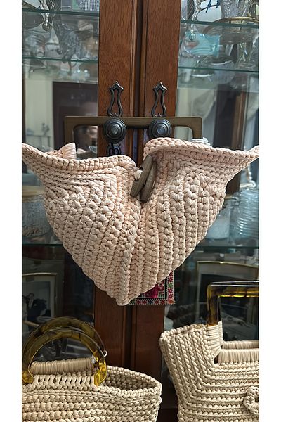 Randsac Peach Crochet Handbag with V-shaped Design, Wooden Clasp, and Geometric Handle