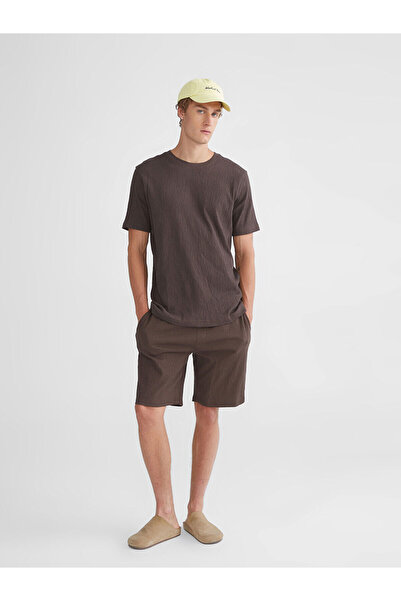 LC Waikiki شورت رجالي من Peak New Season ذو تصميم قياسي مع تفاصيل ربط عند الخصر