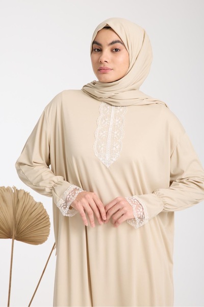 AKPİYYER μπεζ) χρώματος μονοκόμματο γυναικείο φόρεμα προσευχής με δαντέλα