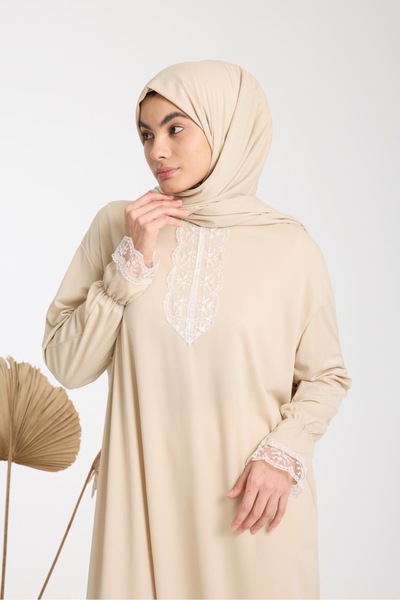 AKPİYYER μπεζ) χρώματος μονοκόμματο γυναικείο φόρεμα προσευχής με δαντέλα