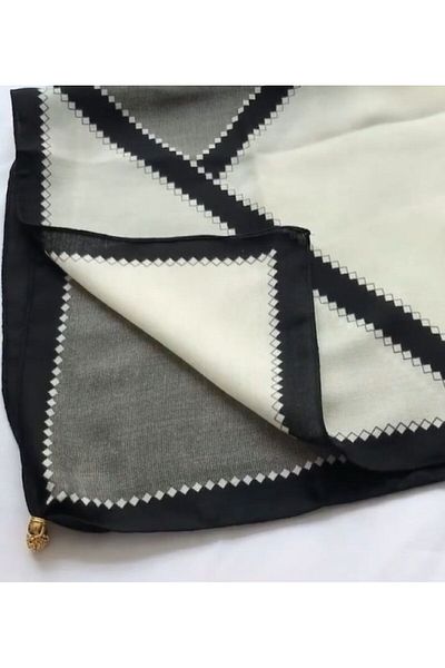 Dgt Luxury Magnetic Buckle, Soft, Geometric Patterned Triangle Shawl, Scarf 65Cmx65Cm