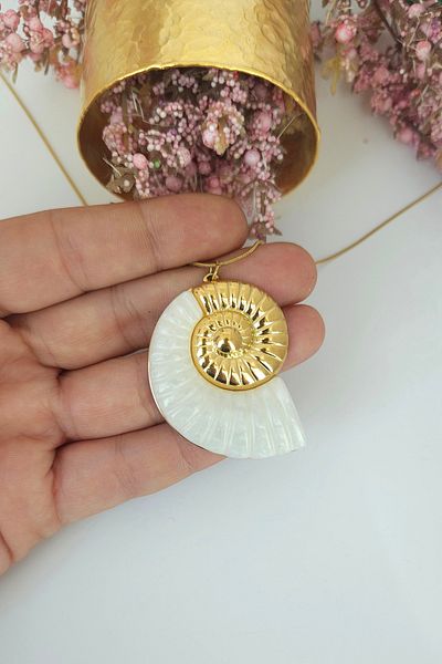WONDER TOUCH Pearlescent Snail Steel Necklace,Seashell Steel Necklace,Oyster Necklace,Beach Jewelry,Female
