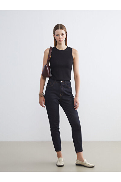 LC Waikiki قميص رياضي أسود برقبة دائرية للنساء