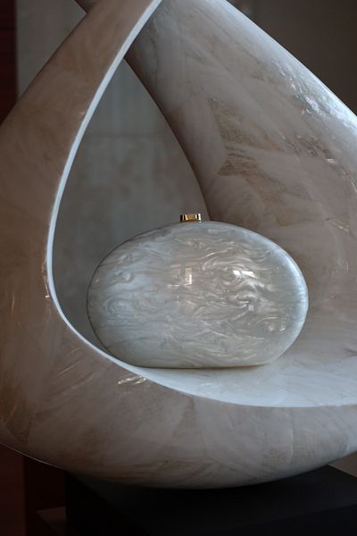 Moom Bag Γυναικεία τσάντα ώμου με οβάλ ακρυλική αλυσίδα