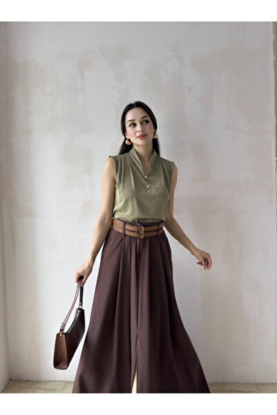 Klex بلوزة نسائية من الساتان بدون أكمام ومزينة بأزرار سوداء