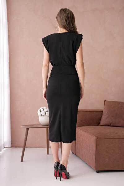 Secret Passion Lingerie Siyah Esnek Krep Kumaş Vatka ve Aksesuar Detaylı Degaje Yaka Anvelop Kesim Midi Abiye Elbise 77119