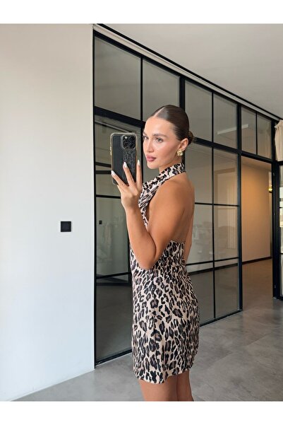 BB Bensu Buyruk BOYUNDAN BAĞLAMALI LEOPAR SATEN ELBİSE