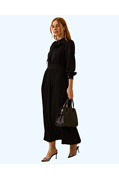 SEÇİL FULAR YAKALI PİLİSELİ ELBİSE