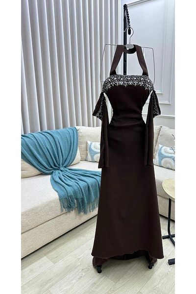 Diva style A distinctive and attractive evening dress with beautiful embroidery