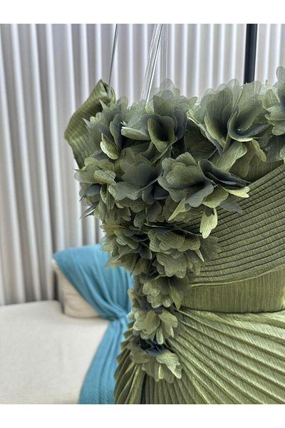 Diva style Distinctive evening dress from Jazan with police pleats and classic cut strings