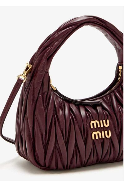 Miu حقيبة كتف صغيرة من ميوميو واندر من جلد نابا المبطن لون برغندي
