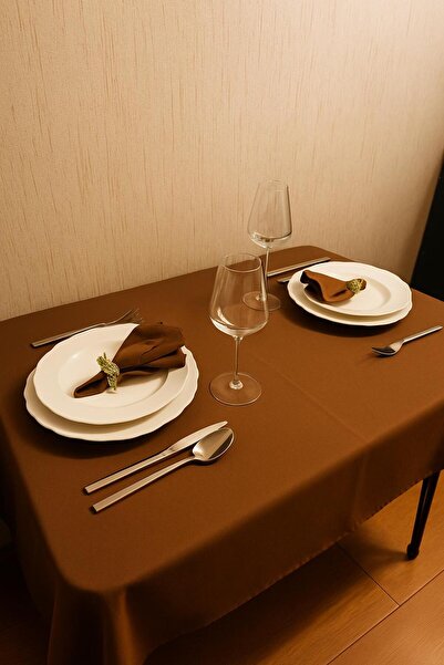 kzydesign مفرش طاولة من الساتان طارد للماء ومقاوم للبقع وحامل مناديل (4 قطع)