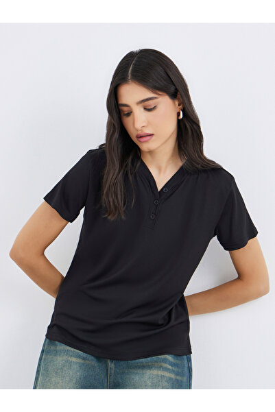 Styli تي شيرت بقصّة عادية ورقبة على شكل حرف V مضلعة