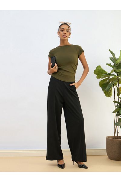 Sassafras By Styli بلوزة قصيرة محبوكة بأكمام قصيرة ومزينة بكشكشة باللون الزيتوني