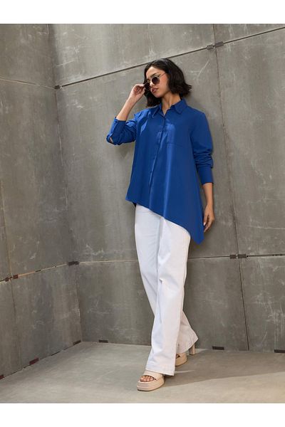 Sassafras By Styli قميص بوبلين أزرق ملكي بأزرار وحاشية غير متماثلة