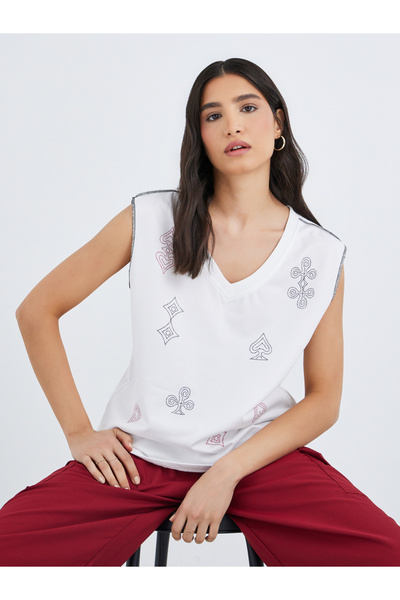 Styli تي شيرت بطبعة جرافيكية وفتحة رقبة على شكل حرف V مع خياطة متقاطعة