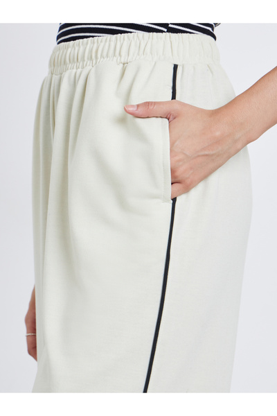 Styli Women Off White Wide Leg Joggers with Contrast Piping Detail