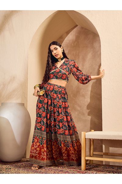 Sassafras By Styli بلوزة قصيرة بياقة مطبوعة بالزهور مع تنورة أناركلي