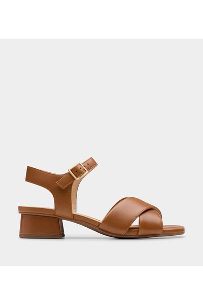 CLARKS صندل Serina35 Cross للنساء باللون البني