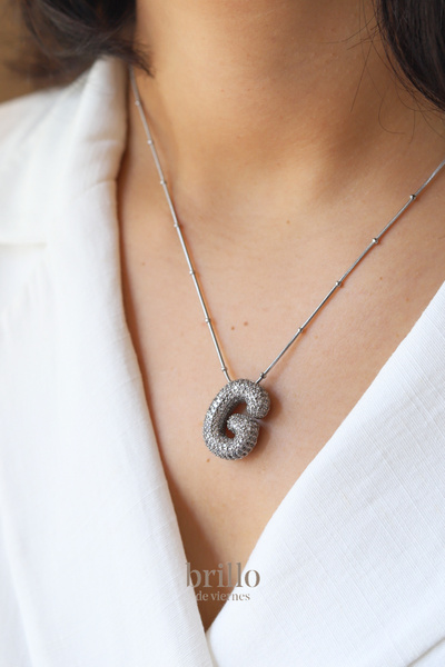 Brillo قلادة بالون حرف من حجر الزركون الصلب - لون فضي