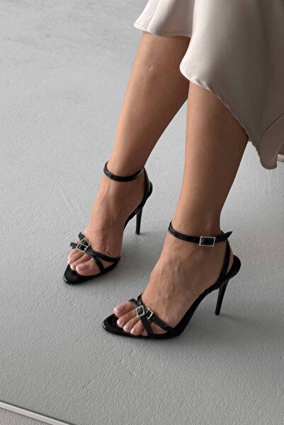 AYAKKABI PRENSİ Simone Stone Buckle Detailed Cross Strap Black Patent Leather