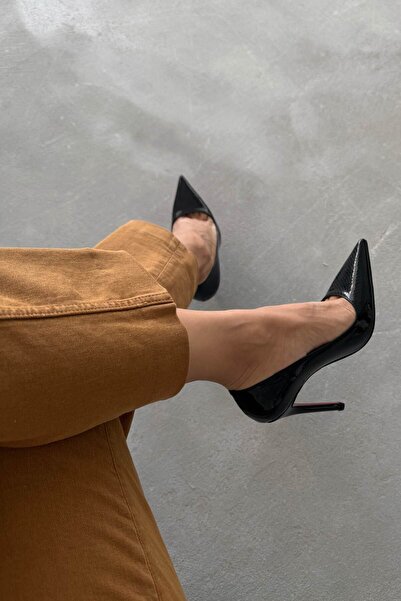 AYAKKABI PRENSİ Fia ČERNÝ HADÍ VZOR