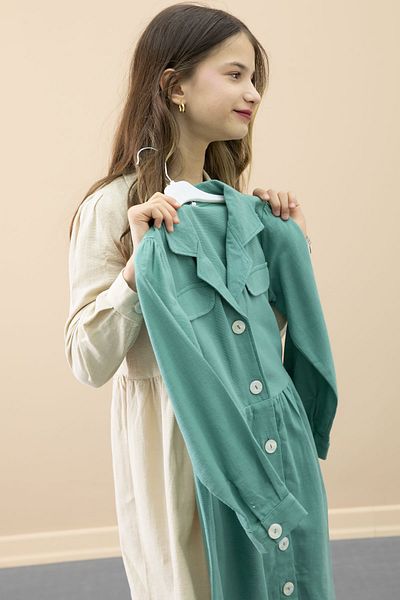 Cansın Mini Rochie cu mânecă lungă pentru fetiță, cu închidere cu buton verde, detaliu de acoperire 20699
