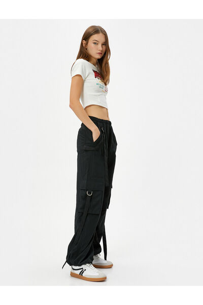 Koton بنطلون باراشوت بجيوب شحن وتفاصيل حزام وساق مرنة