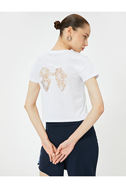 Koton تي شيرت بأكمام قصيرة ورقبة دائرية مع تفاصيل دانتيل على الظهر وفيونكة