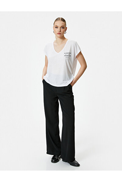 Koton تي شيرت مطبوع من مزيج الفيسكوز بأكمام قصيرة ورقبة على شكل حرف V