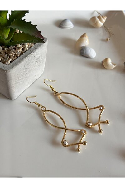 Butik أقراط متدلية بتفاصيل حجرية ذات مظهر لؤلؤي منحني، تصميم ذهبي اللون أوفيليا