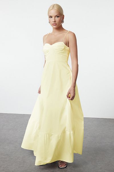 Trendyol Collection Hellgelbes, tailliertes, gewebtes Maxikleid mit drapierten Details und Trägern TWOSS24EL01128