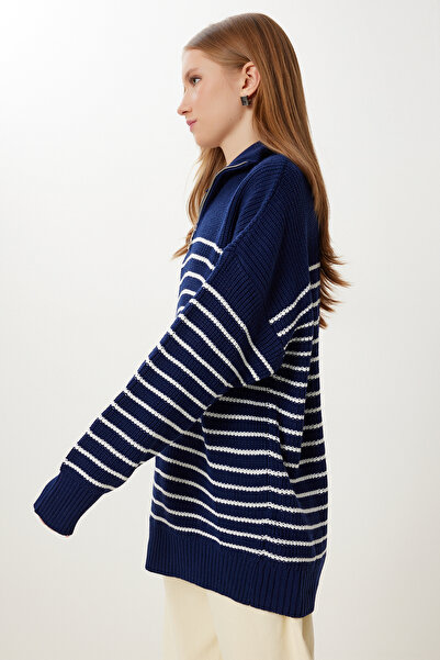 Happiness İstanbul Női sötétkék fehér cipzáras állógallér csíkos nagyméretű pulóver YY00077