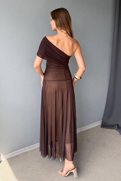 Trendyol Collection Hnědé asymetrické tkané maxi večerní šaty s límečkem TPRSS25AE00190