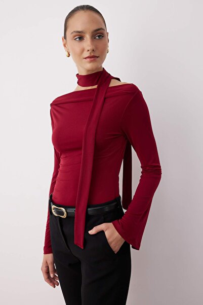Trendyol Collection Flexible Burgunder-Strickbluse – Schal-Detail, körperbetont TWOAW25BZ00107