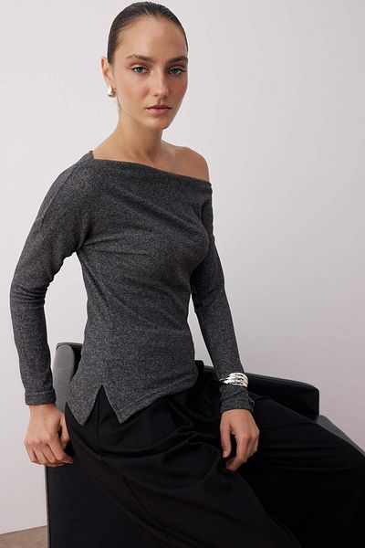 Trendyol Collection Anthrazitfarbene, asymmetrische Kragenbluse mit normaler/formeller Passform, weiche Strickbluse TWOAW26BZ00032