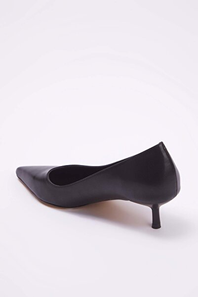 TRENDYOL SHOES Černé dámské klasické boty na podpatku s kotěcí špičkou TAKAW26TO00011