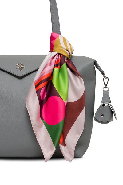 U.S. Polo Assn. حقيبة كتف نسائية باللون الرمادي مع وشاح Us25597