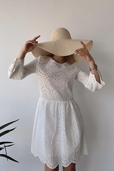 NEW LAVİVA Γυναικείο λευκό μανίκι τριών τετάρτων, στρογγυλή λαιμόκοψη, μοτίβο δαντέλας/γκιπούρ, στενή εφαρμογή/κόψιμο, μίντι φόρεμα με φιστό