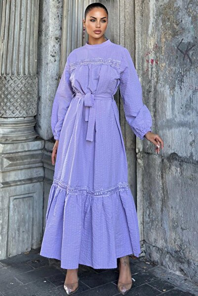 NEW LAVİVA فستان ماكسي لوتس مع حزام أرجواني، وتفاصيل دانتيل